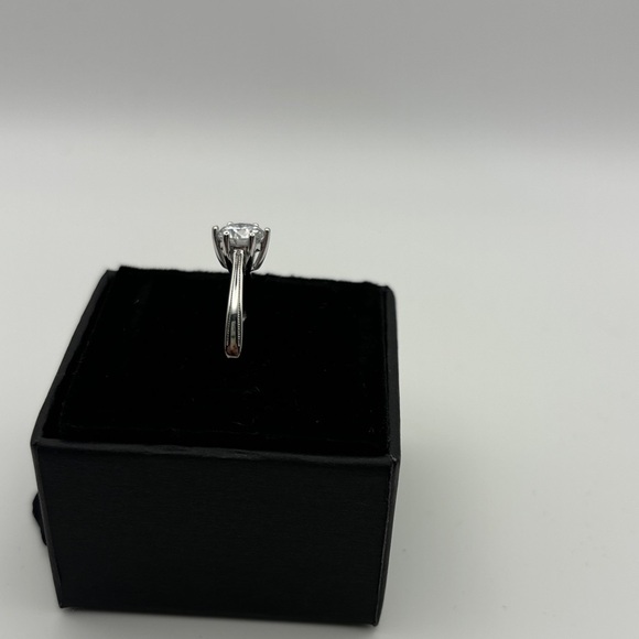 Elegant Sterling Silver 1.0 CT Moissanite Ring - Picture 4 of 6